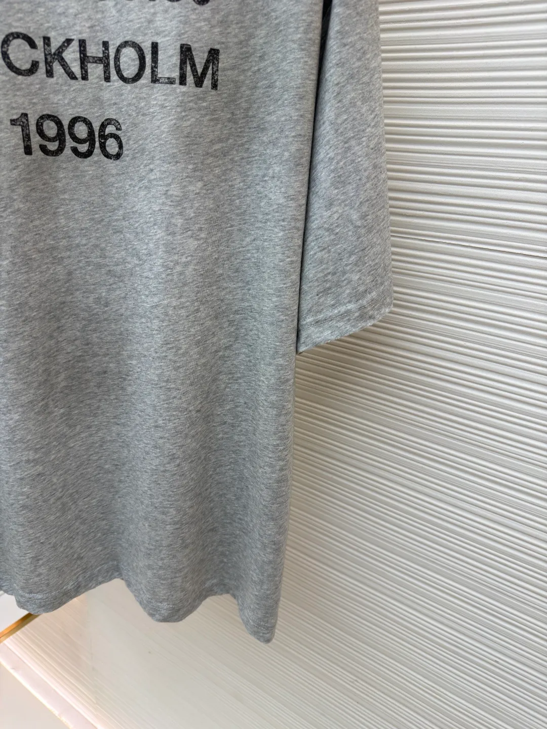 Acne Studios 1966 mud-dyed washed distressed short-sleeve ●Original version: 2800 purchased and developed ●Item number: 1682346-X95 ●Fabric: cloud velvet ski-feel cotton fabric ●Technology: glue printing ●Color: gray ●Version: fitted version ●Weight: about 215 grams ●Size: S-M-L-XL ●Description: Made of ultra-soft pure cotton fabric, garment-dyed, washed and distressed, the chest part has a dirty feel, and the lower part shows a gradient effect. The neckline is slightly frayed to better fit the overall tone. The overall line is straight and delicate, the fabric is comfortable and soft, and the color is consistent without color difference. It can be matched with the same style to create a fashionable look and control various occasions. Customized accessories, complete with three standards, the same style for men and women!